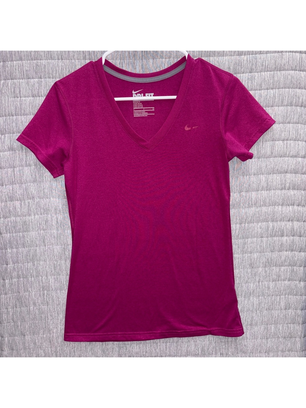 Nike Dri-Fit Women's V-Neck Athletic T-Shirt Size Small Fushcia Short Sleeve